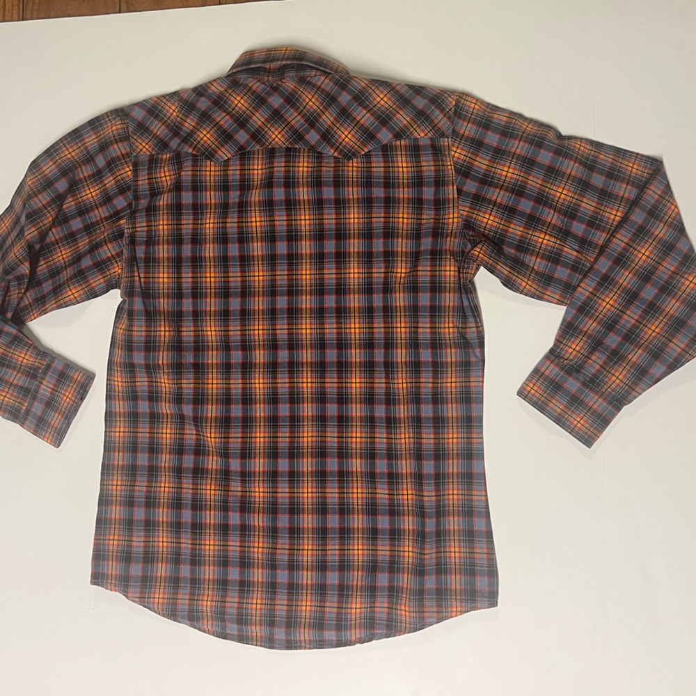 Look better working! Wrangler Retro button down with pearl snaps. Boys XL